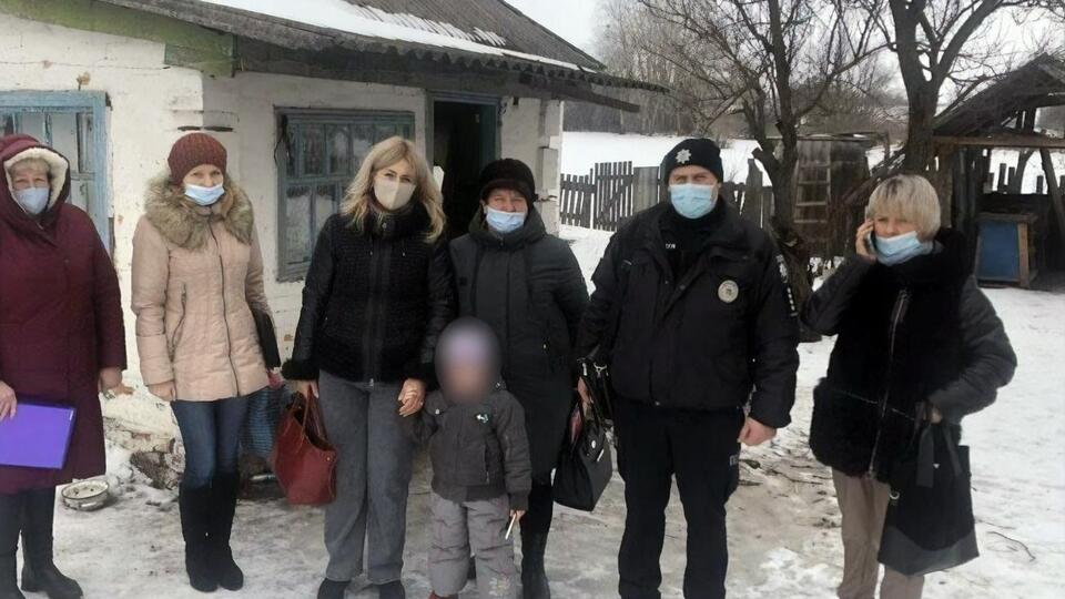 Полиция и представители территориальной общины передали девочку медикам