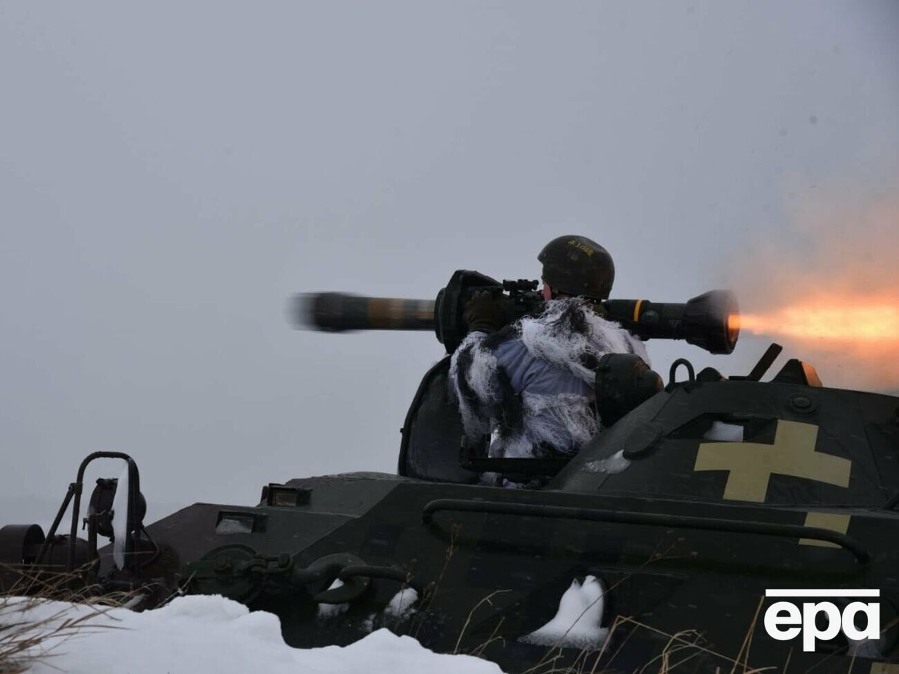На фоне скопления Россией войск у украинских границ ряд стран объявили о передаче Украине оборонительного вооружения и боеприпасов