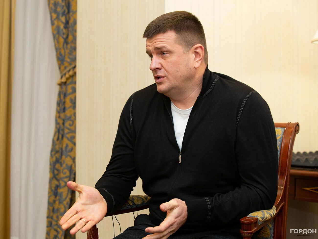 Бурба:&nbsp;Я президента в первые дни, конечно, спрашивал: "Уважаемый господин президент, мой доклад разрешаете при людях?" Мне была дана команда: "Докладывай!"&nbsp;