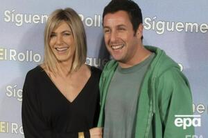 Премьера первой части "Загадочного убийства" с Энистон и Сэндлером состоялась в 2019 году