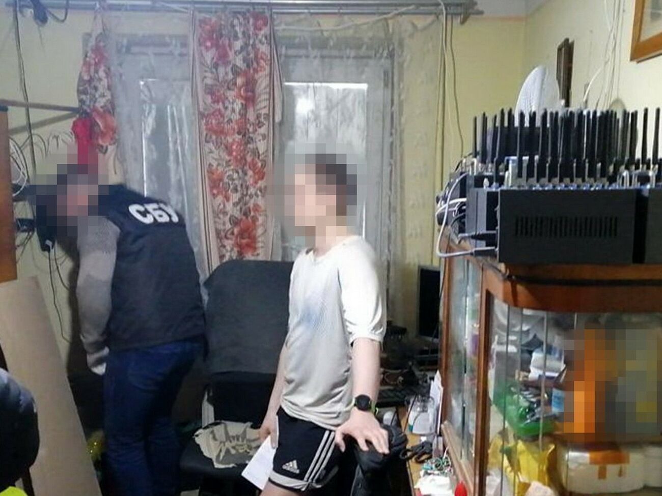 Під час обшуків правоохоронці вилучили 3 тис. сім-карток мобільних операторів і ноутбуки з доказами протиправної діяльності