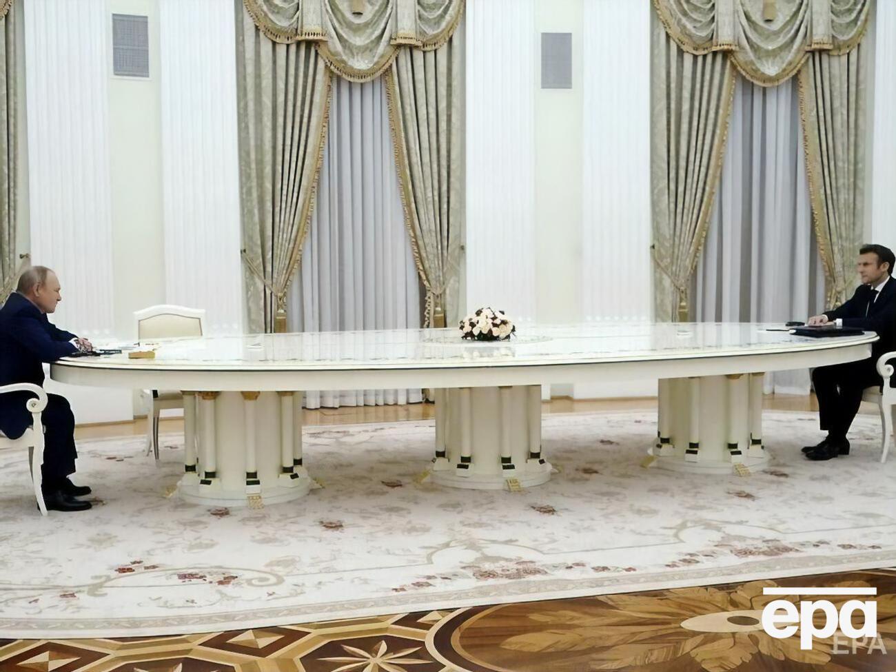 Макрон отметил, что ничего не комментировал в разговоре с Путиным