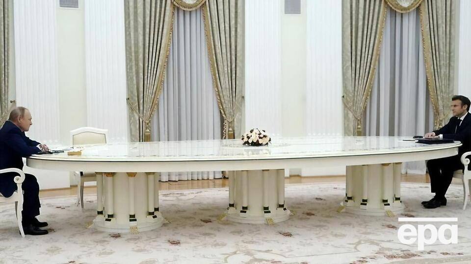 Макрон отметил, что ничего не комментировал в разговоре с Путиным