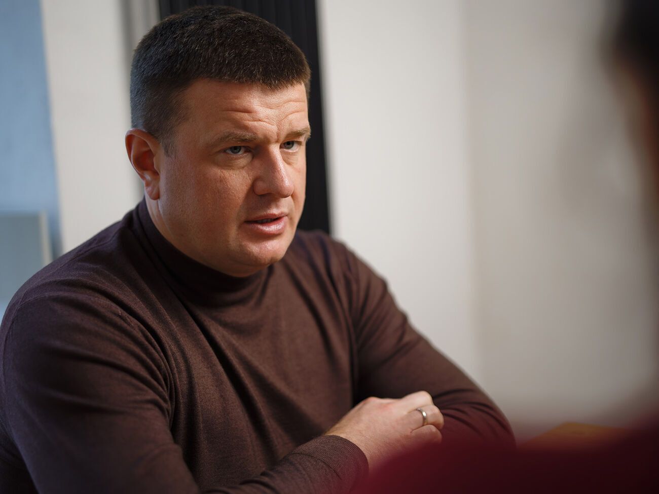 По словам Бурбы, за ним следят, но телефоны не прослушивают