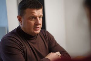 По словам Бурбы, за ним следят, но телефоны не прослушивают