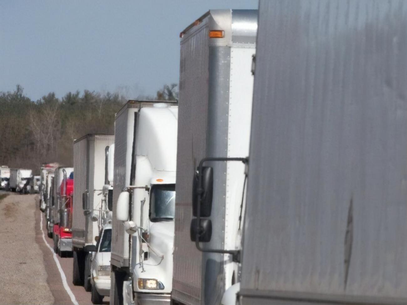Движение по мосту "Амбассадор" было заблокировано в обоих направлениях