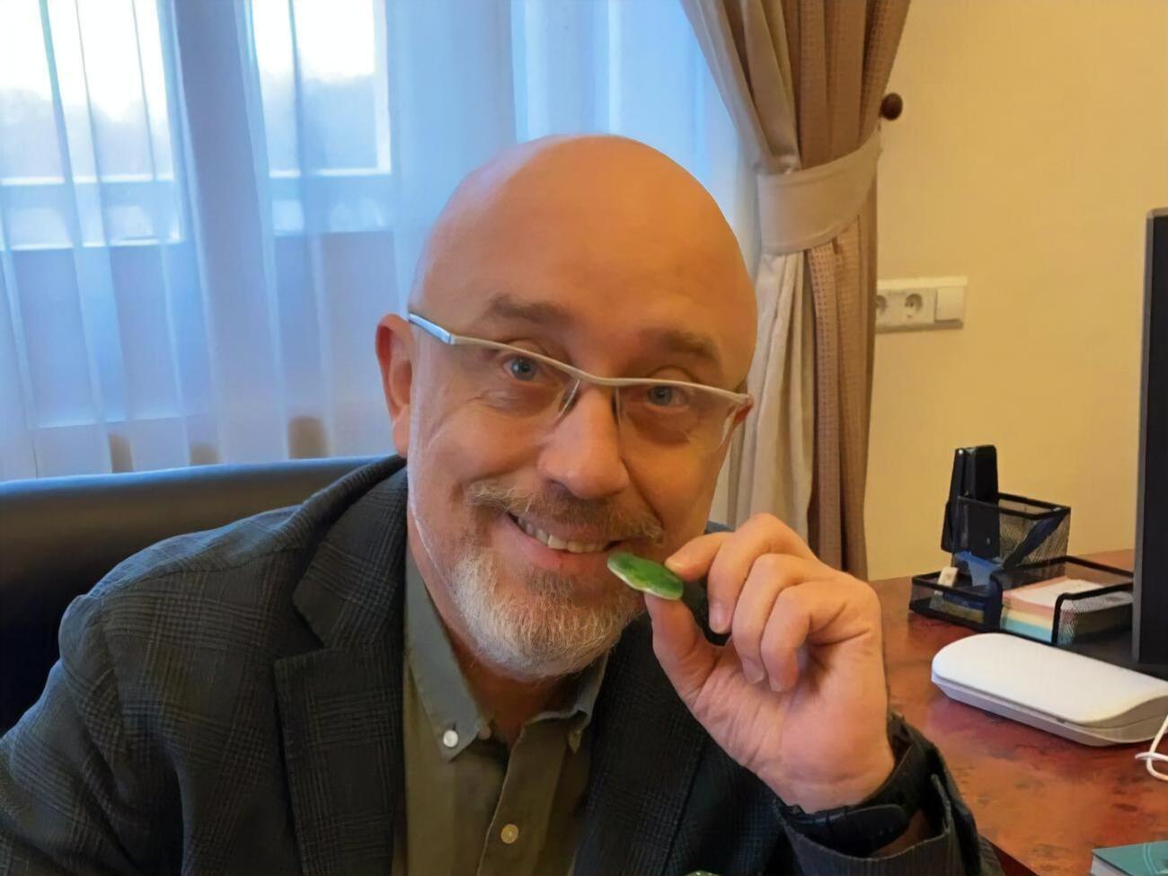 Новий штам коронавірусу завдяки вакцинації переносити не так важко, зазначив Резніков