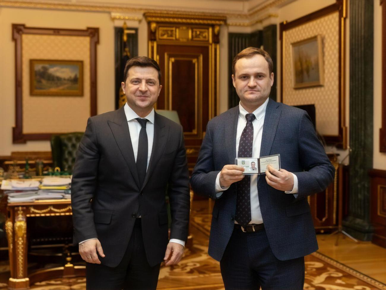 Зеленский вручил Кулебе удостоверение главы Киевской ОГА