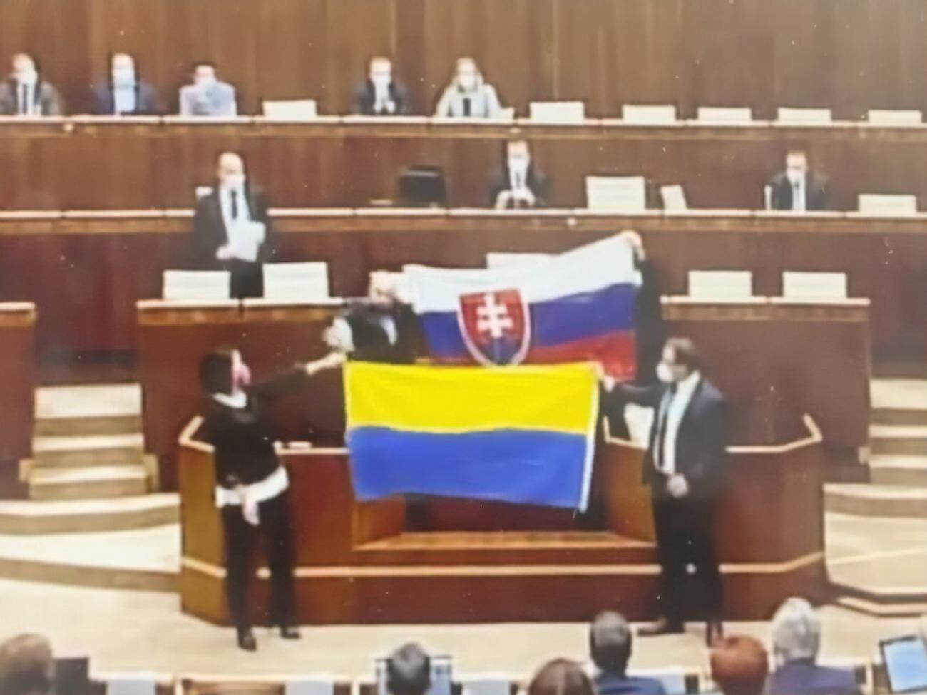 Посольство Украины в Словакии осудило инцидент с украинским флагом в парламенте страны