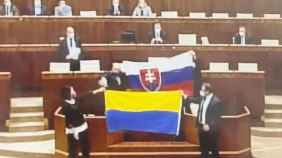 Посольство України у Словаччині засудило інцидент з українським прапором у парламенті країни