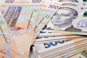 Курс гривны к доллару поднялся на четыре копейки, с 28 грн/$ до 27,96 грн/$