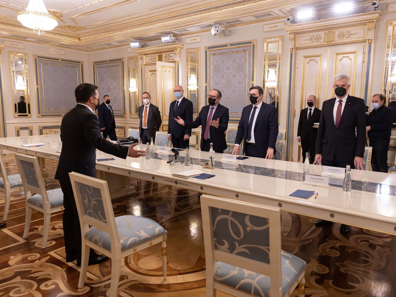 Зеленский (слева) 8 февраля провел встречу с главами МИД Австрии, Чехии и Словакии