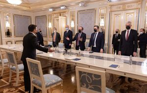 Зеленский (слева) 8 февраля провел встречу с главами МИД Австрии, Чехии и Словакии