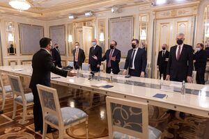 Зеленский (слева) 8 февраля провел встречу с главами МИД Австрии, Чехии и Словакии