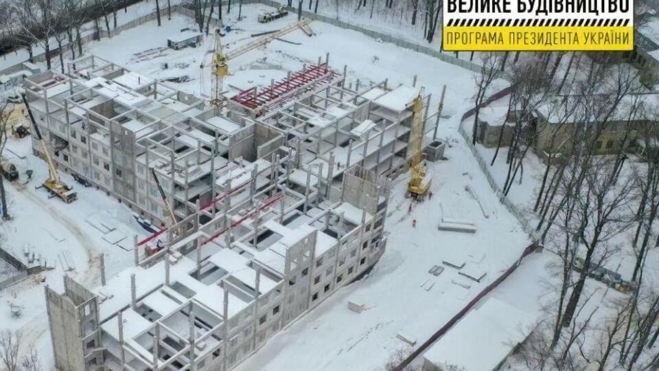 Як ідеться у висновках робочої групи, генпідрядник порушував строки виконання робіт і не використовував авансових бюджетних грошей