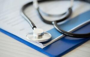 При наличии симптомов COVID-19, гриппа или простуды пациент может позвонить врачу и получить рекомендации по лечению