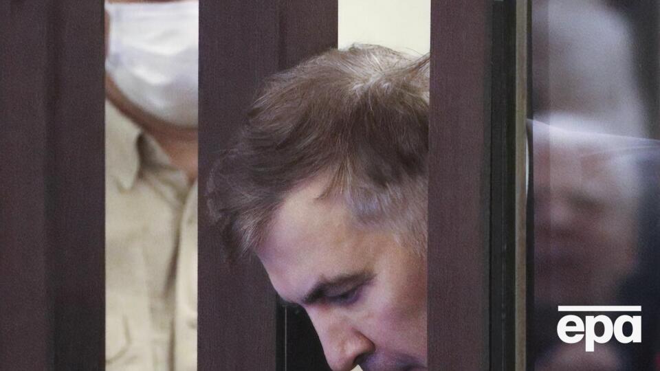 На початку засідання Михайло Саакашвілі розгорнув український прапор