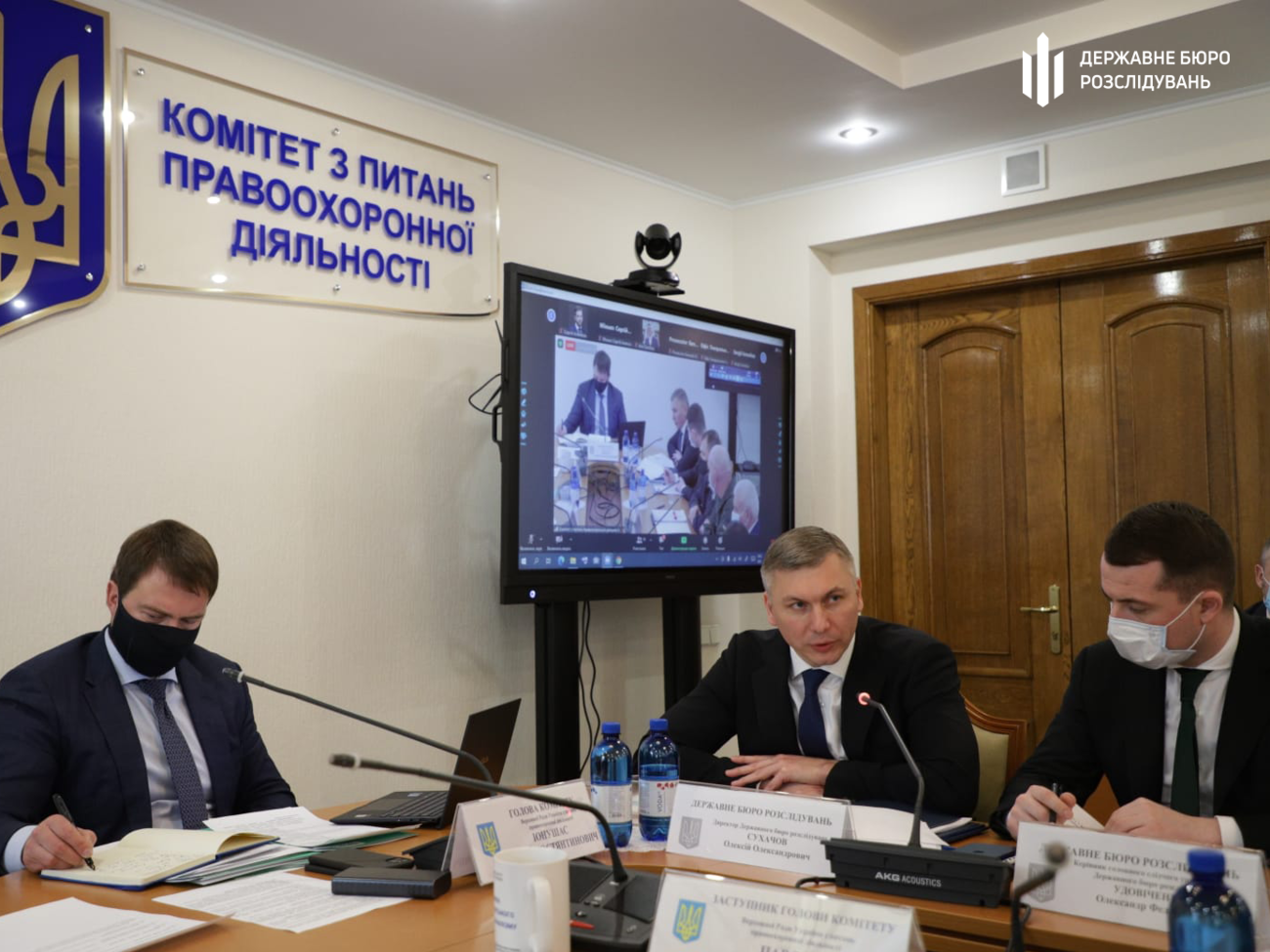 Сухачов (по центру) розповів, що головною версією є скоєння злочину через нестатутні стосунки