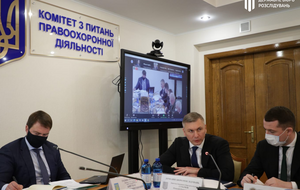 Сухачев (по центру) рассказал, что основной версией является совершение преступления из-за неуставных отношений