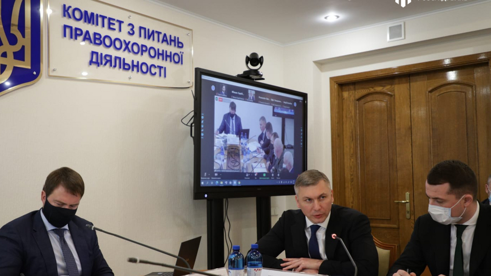 Сухачев (по центру) рассказал, что основной версией является совершение преступления из-за неуставных отношений
