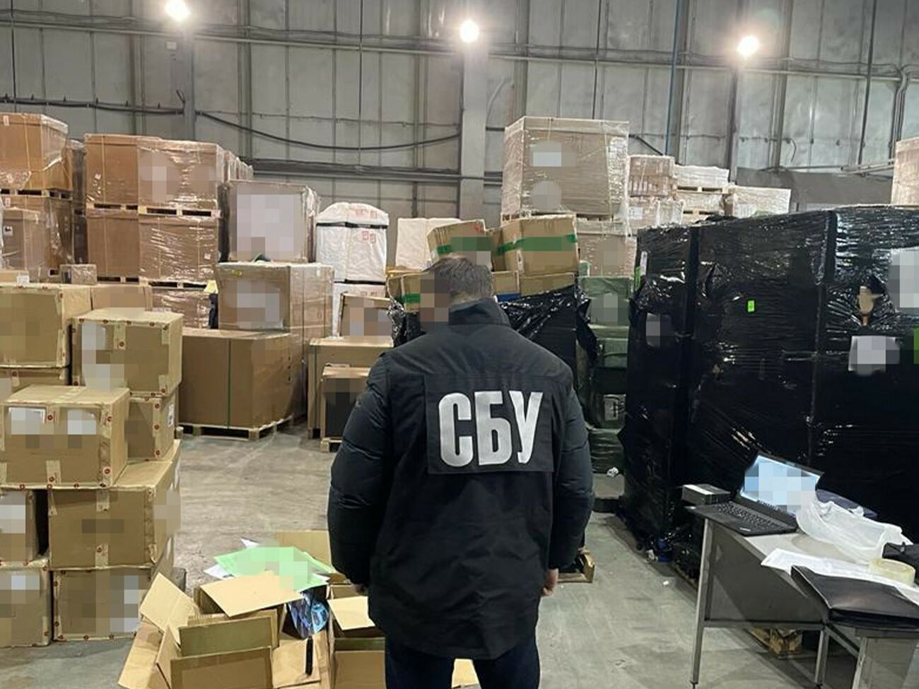 В Борисполе правоохранители обнаружили партию электронных сигарет без марок акцизного налога Украины весом более 7 тонн