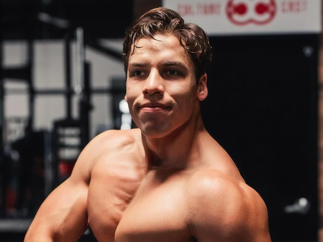 Джозеф Баена, як і його батько, захоплюється бодибілдінгом і будує кар'єру в кіно