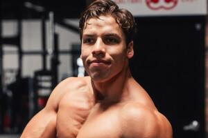 Джозеф Баена, як і його батько, захоплюється бодибілдінгом і будує кар'єру в кіно