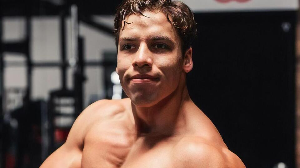 Джозеф Баэна, как и его отец, увлекается бодибилдингом и строит карьеру в кино