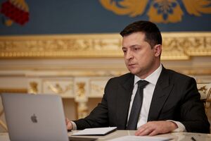 Зеленский (на фото) начал борьбу с олигархами, не имея на это нужных медийных ресурсов, отметил Паниотто