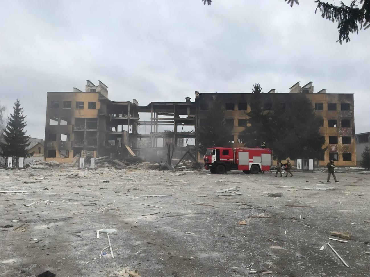 В воинскую часть, по данным местных властей, попал снаряд из залповой системы "Град"