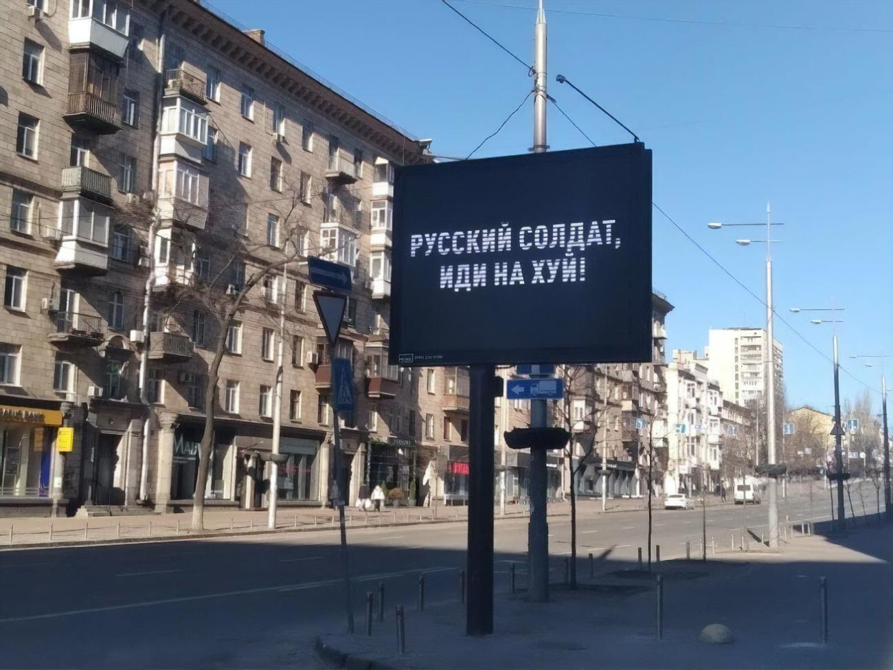 Міська влада закликала киян не виходити з будинків і не пересуватися містом без необхідності, а також допомагати близьким, особливо людям похилого віку.