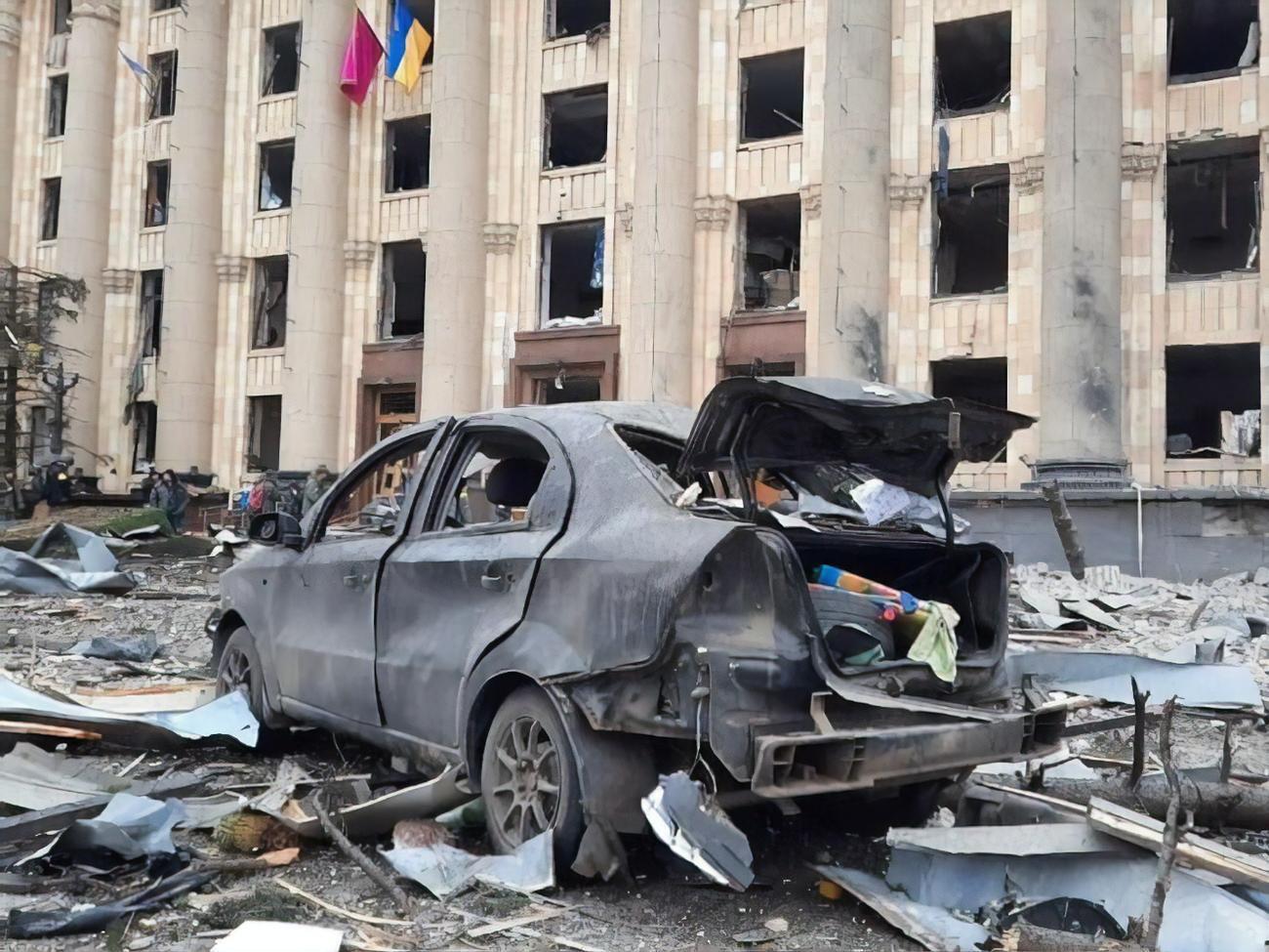 Унаслідок удару окупантів по площі Свободи серйозно постраждала будівля Харківської облдержадміністрації