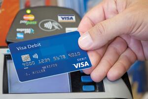 Visa и MasterCard в своих обращениях объявили, что потратят по $2 млн на гуманитарную помощь Украине