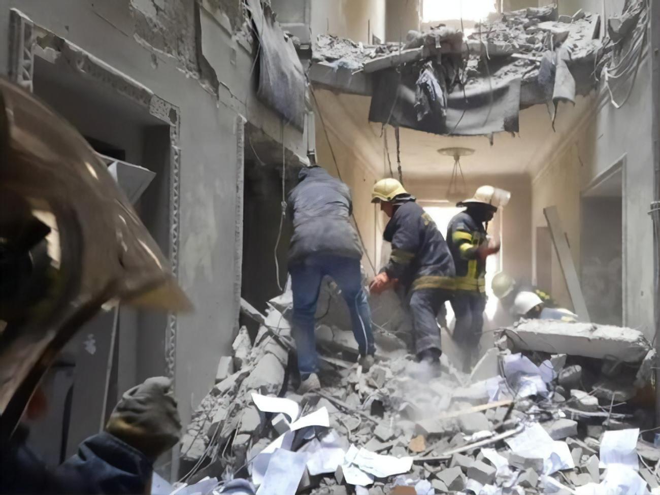 З-під завалів у Харківській облдержадміністрації врятували 10 людей, пошуки тривають