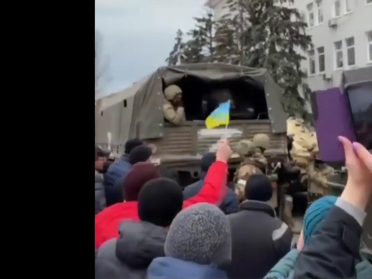 Частина окупантів покинула міську раду Бердянська під тиском місцевих жителів