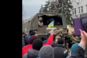 Частина окупантів покинула міську раду Бердянська під тиском місцевих жителів