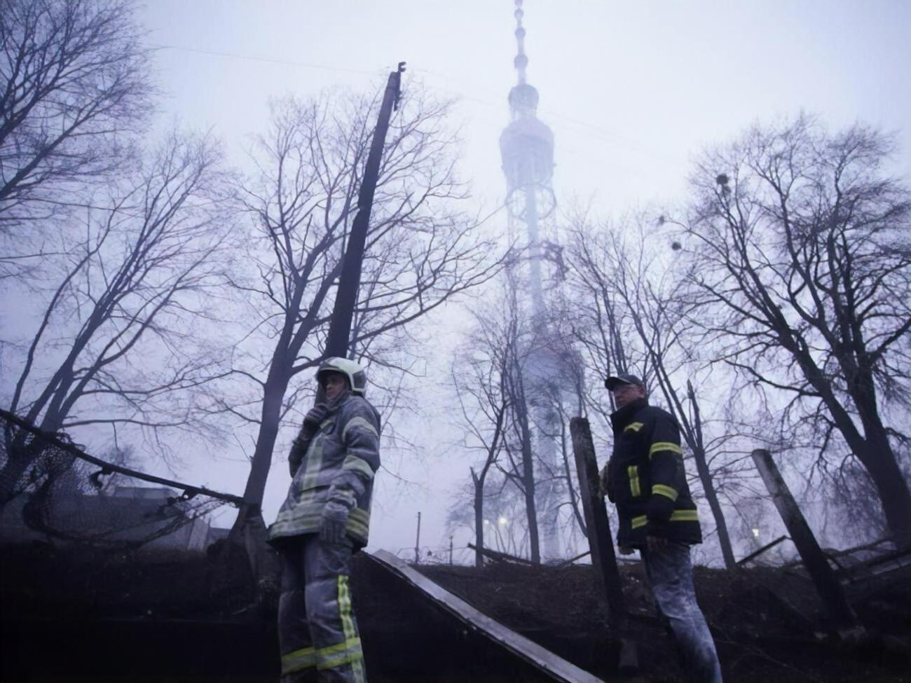 Рятувальники працюють на місці обстрілу