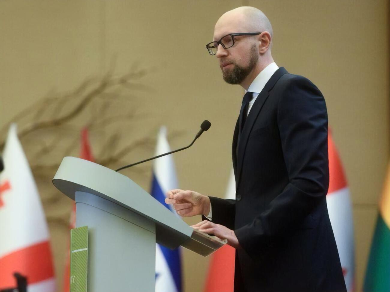 Яценюк (на фото) вважає, що у Гаазі опиняться і Путін, і Лавров