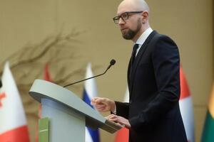 Яценюк (на фото) вважає, що у Гаазі опиняться і Путін, і Лавров