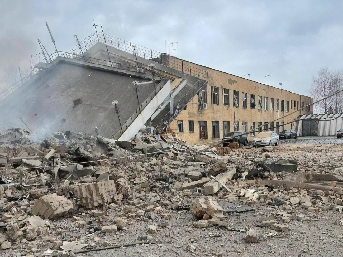 Последствия обстрела аэропорта в Виннице