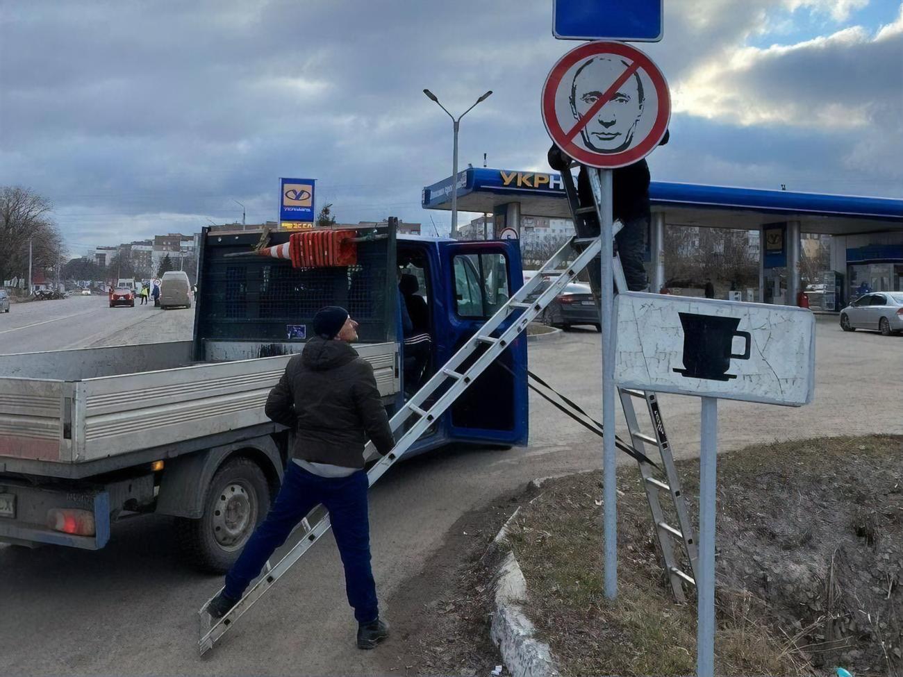 У відомстві закликають не створювати заторів на дорогах та дати можливість вантажівкам, які везуть гуманітарну допомогу, оперативно пересуватися країною