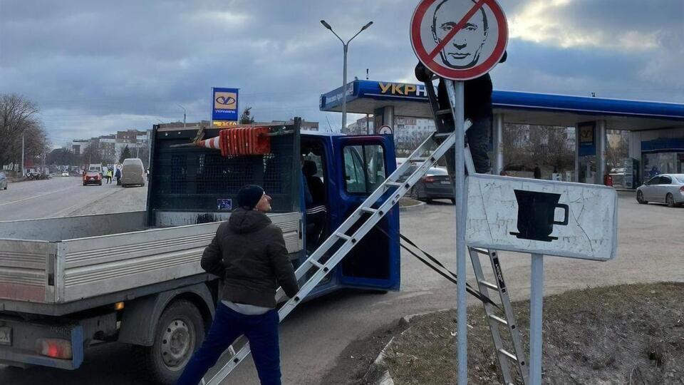У відомстві закликають не створювати заторів на дорогах та дати можливість вантажівкам, які везуть гуманітарну допомогу, оперативно пересуватися країною