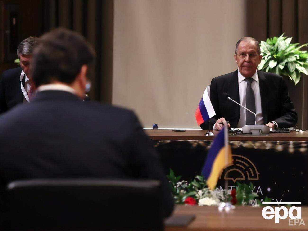 Лавров (справа) провел встречу в Анталье с Кулебой и Чавушоглу