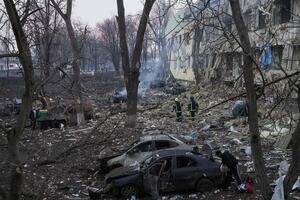 В оточеному Маріуполі сотні тисяч людей страждають від відсутності води, холоду, голоду та обстрілів