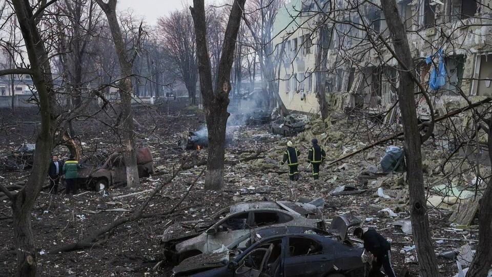 В оточеному Маріуполі сотні тисяч людей страждають від відсутності води, холоду, голоду та обстрілів