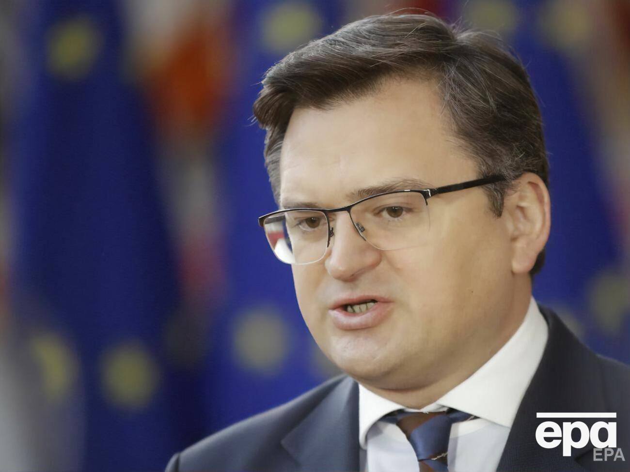 Украина сильна и борется, отметил Кулеба