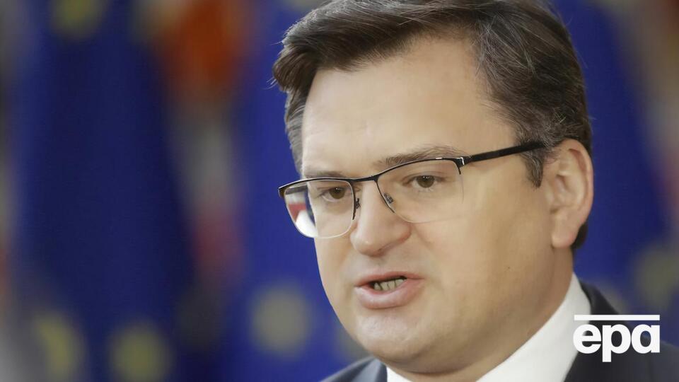 Украина сильна и борется, отметил Кулеба