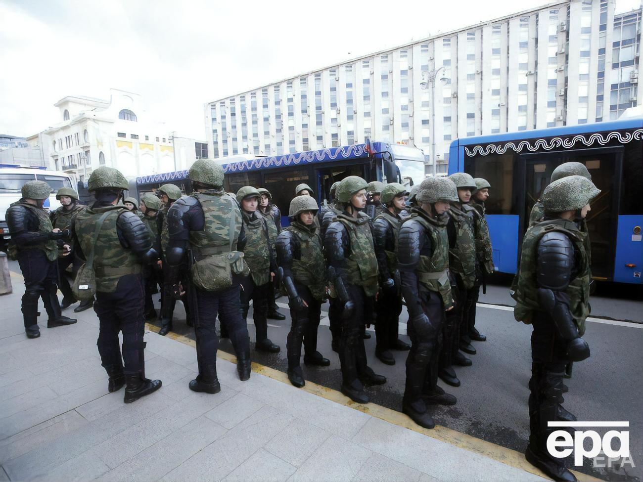 Росгвардия сейчас "изо всех сил колотит демонстрантов, потому что чем сильнее они их колотят, тем меньше шансов, что их отправят на фронт", заявил Кох