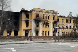 Российские оккупанты стреляют по школам и больницам