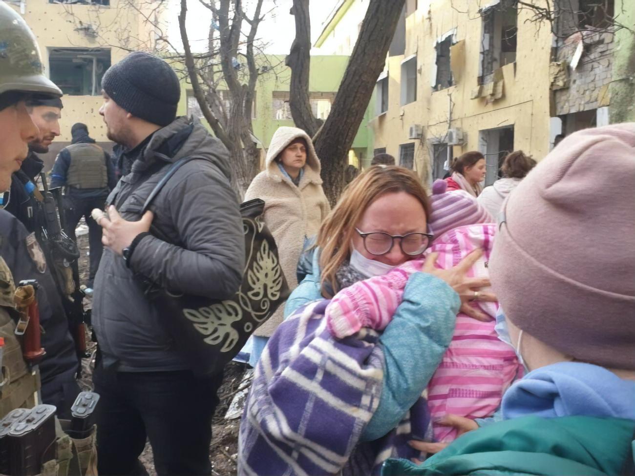 В результате удара по роддому пострадало 17 человек, еще три погибли (в том числе маленький ребенок), но российская пропаганда утверждает, что рожениц и персонал оттуда выгнали